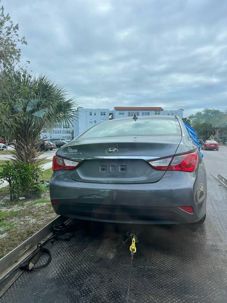 Grúa de plataforma recogiendo un Hyundai en Davie.
