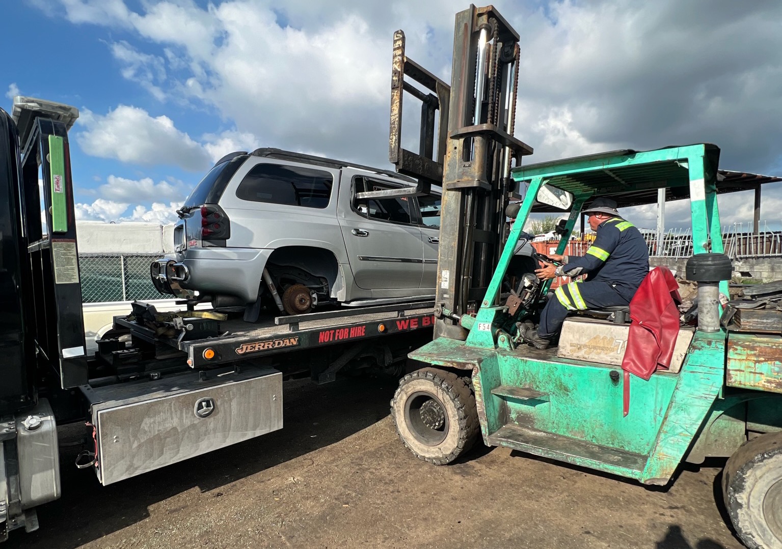 Fast cash for junk cars in Delray Beach, FL - Instant Money Junk Cars team assisting a customer.