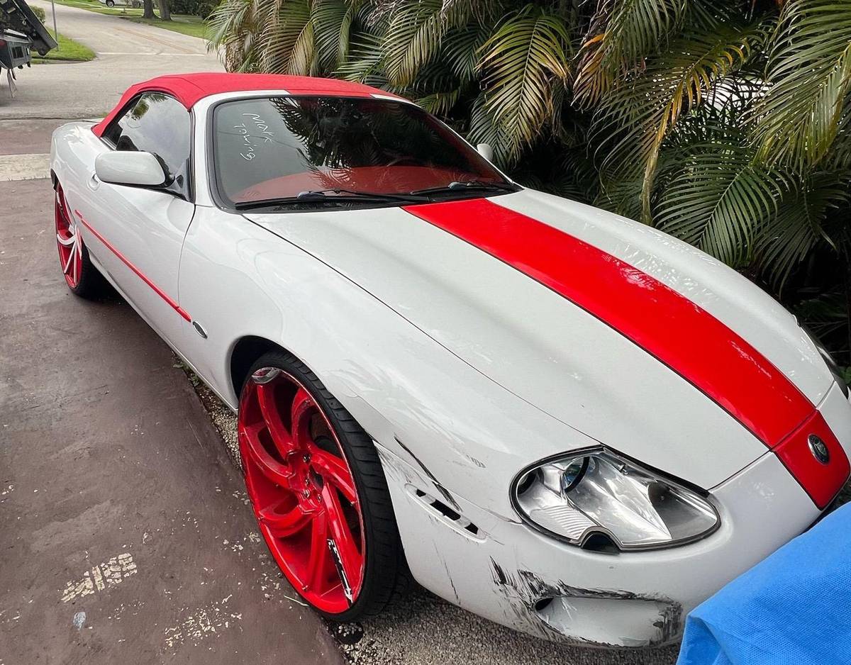 Reliable cash for junk cars in Jupiter, FL - Instant Money Junk Cars team working efficiently.
