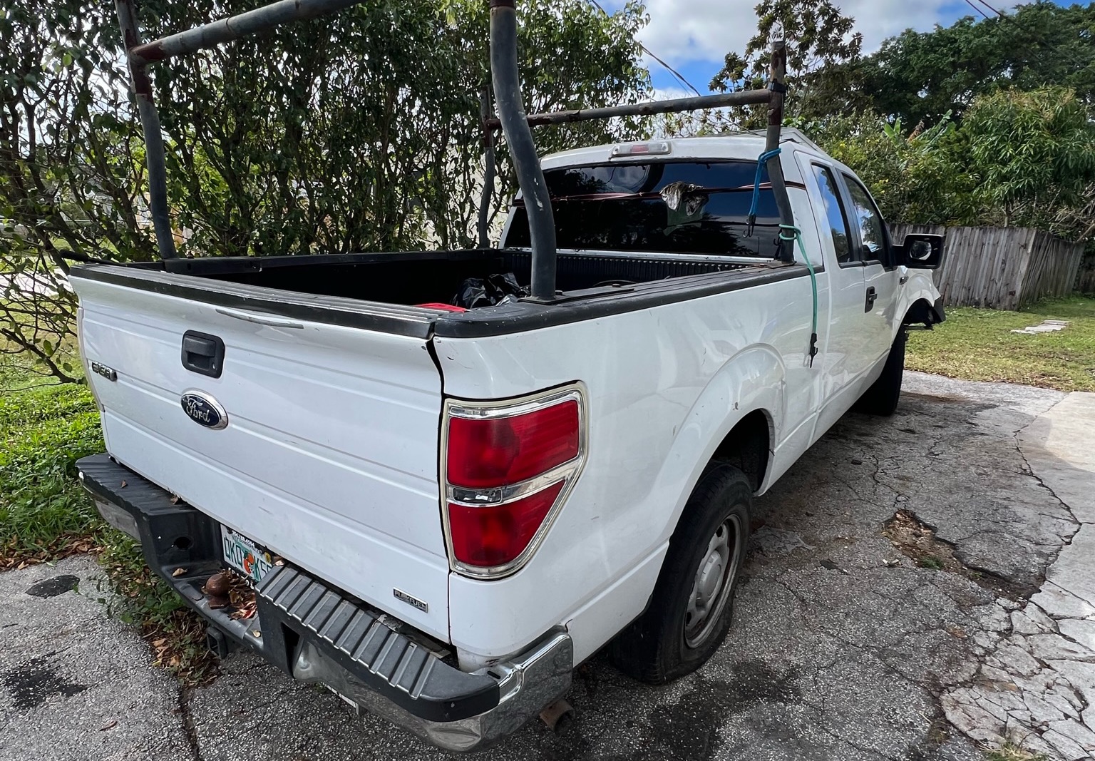 Instant Money Junk Cars scraping a car in Hollywood, FL